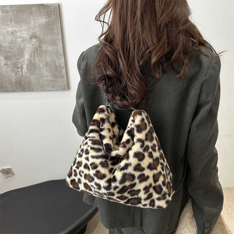 Winter New Trendy Plush Leopard Pattern Personalized Multi functional Western Style Plush Lazy Style Simple Single Shoulder Double Shoulder Tote Bag 2
