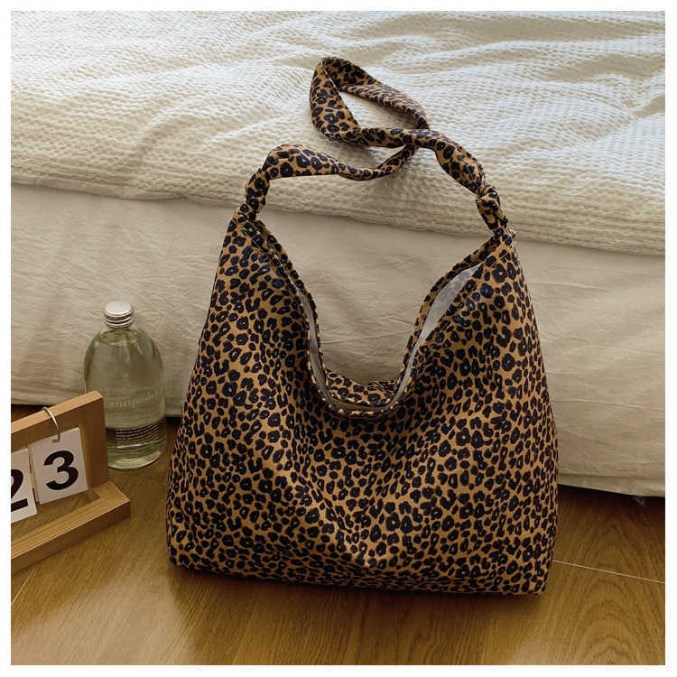 Leisure and stylish 2024 velvet fabric new large capacity leopard print Korean version fashionable single shoulder armpit crossbody women's tote 