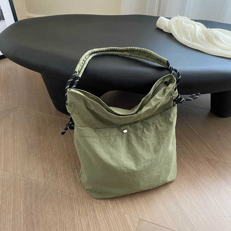 New solid color casual Korean trend 2024 stylish large capacity lightweight nylon cloth shoulder crossbody tote bag 241231