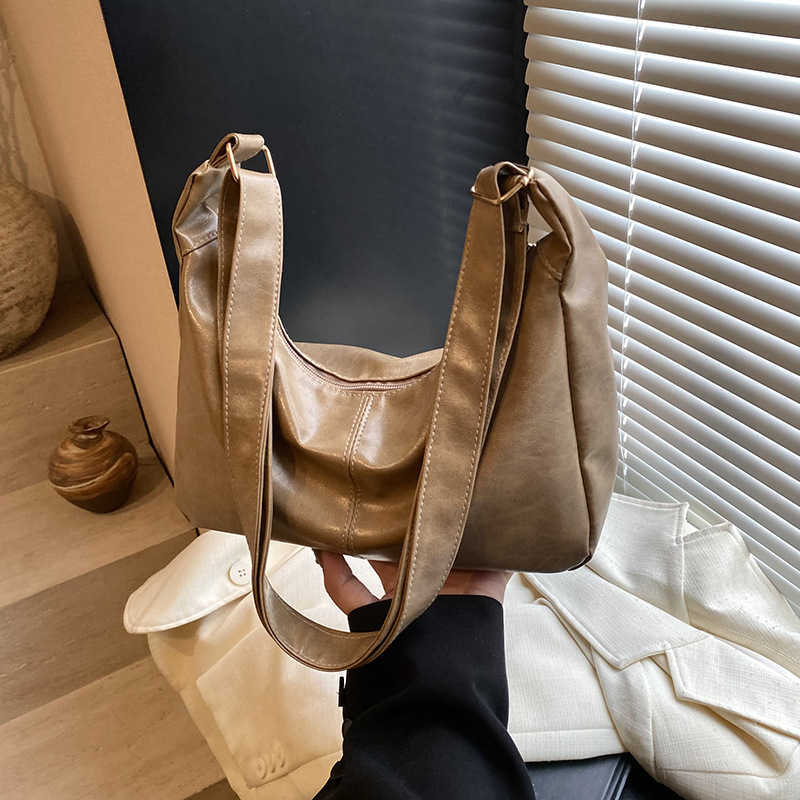 Solid color large capacity 2025 new commuting Korean version fashionable simple casual hand-held shoulder tote bag for women 241231