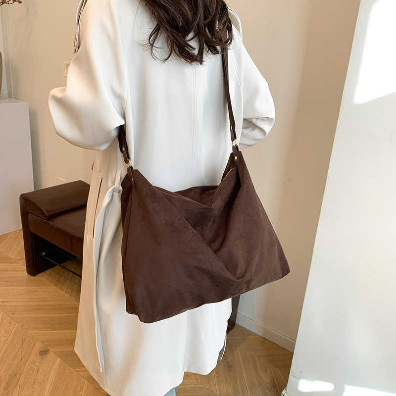 Windy suede solid color design for commuting, large capacity, simple temperament, women's single shoulder armpit bag 241231