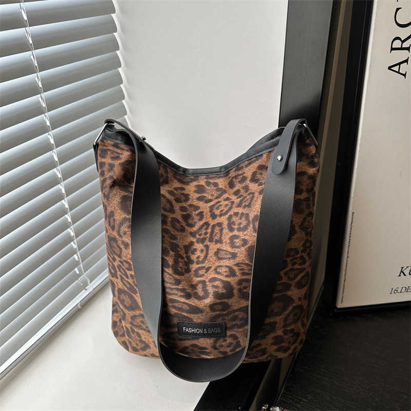 Fashionable suede leopard print large capacity personalized 2024 new stylish casual autumn bucket shoulder bag for women