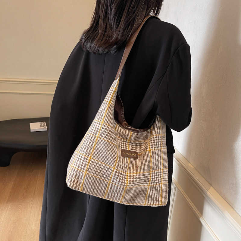 Grid patterned large capacity 2024 winter new casual fashion simple and stylish commuting casual one shoulder armpit tote bag 241231