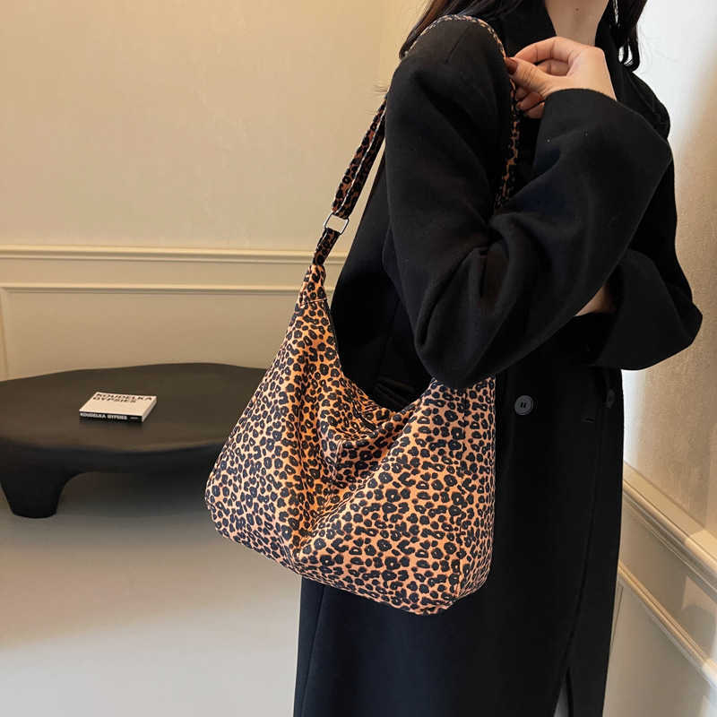 2024 velvet new large capacity leopard print casual Western style Korean version fashionable single shoulder armpit crossbody women's tote bag 24