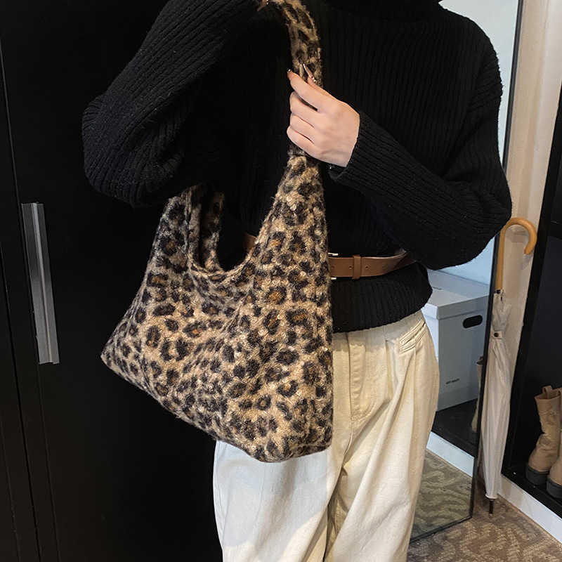 Mao large capacity 2024 new autumn and winter casual leopard print fashionable and personalized commuting tote shoulder bag for women 241231