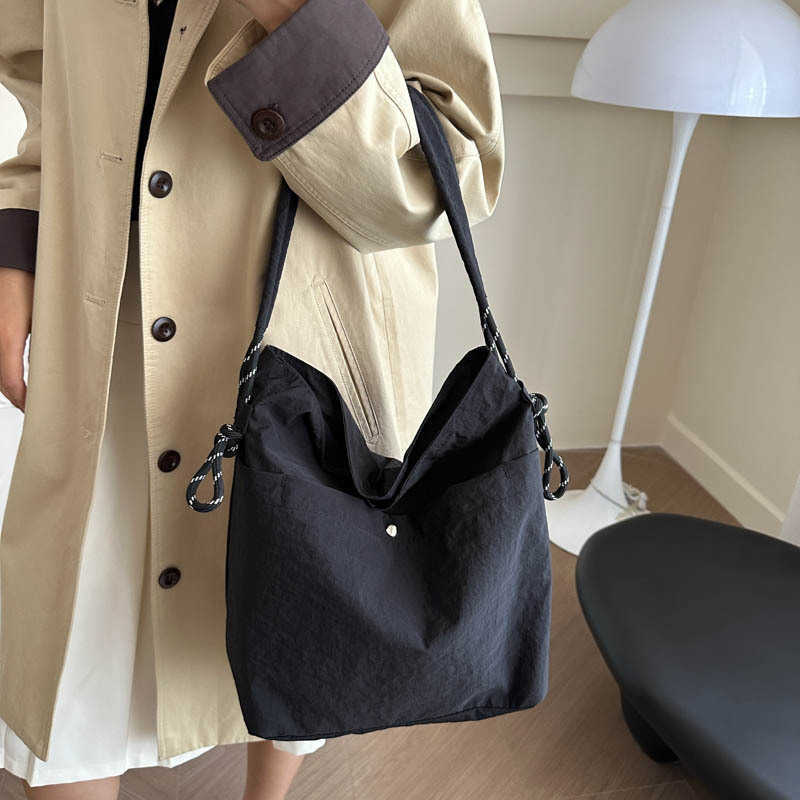 New solid color casual Korean trend 2024 stylish large capacity lightweight nylon cloth shoulder crossbody tote bag 241231