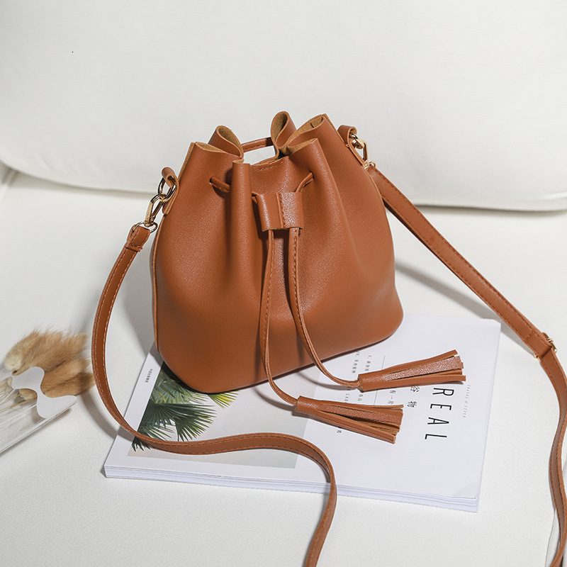 Bag Female Tassel Shoulder Bucket Texture Slung Commuter Bag Large Capacity Fashion Joker Casual Light.