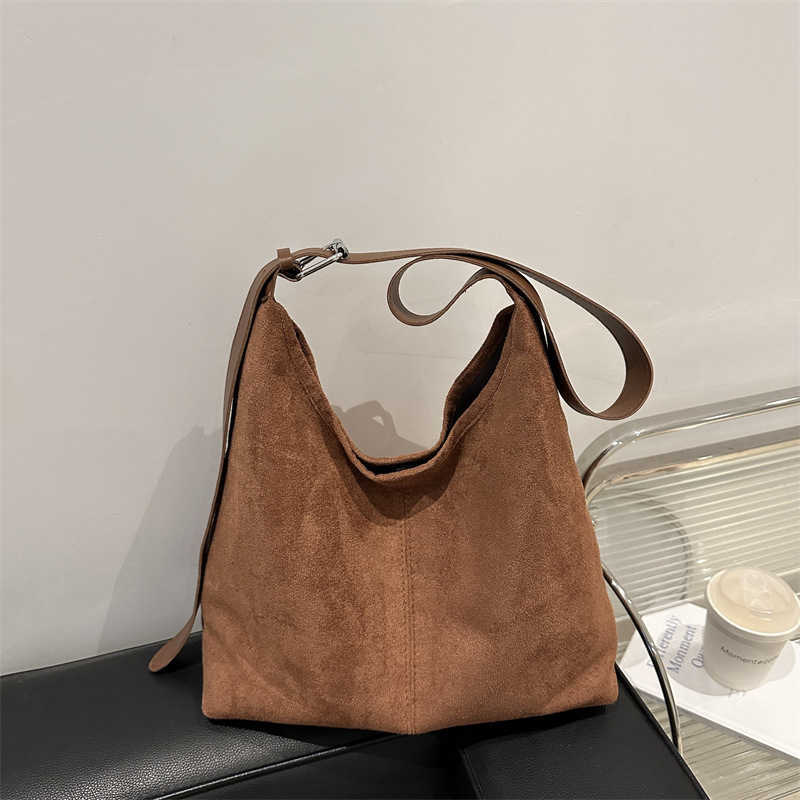 Japanese and Korean new minimalist large capacity frosted solid color casual handbag for women, one shoulder underarm tote bag for women
