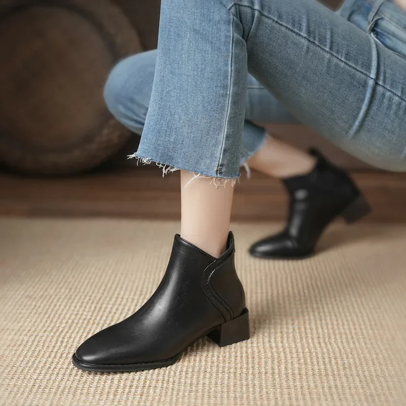 Retro pointed thick heel short boots for women English style and plush warm Chelsea boots for autumn and winter 241231