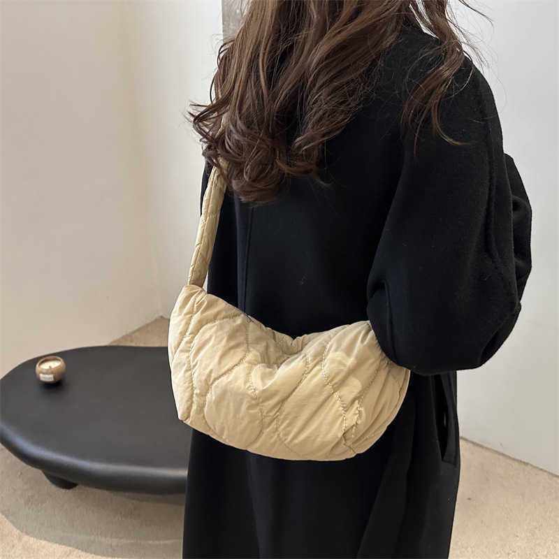 Solid color cotton fashion 2024 autumn and winter new style fashion large capacity casual nylon dumplings crossbody shoulder bag for women 241231