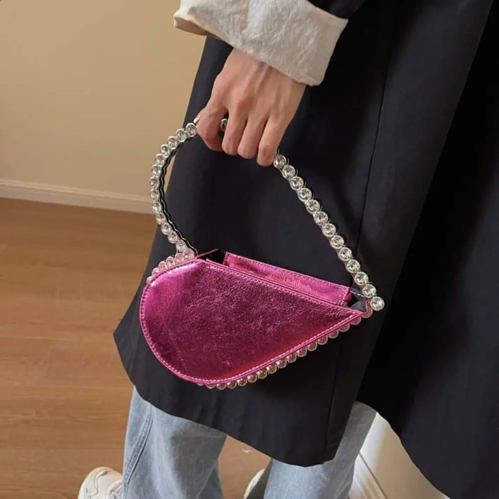 Rhinestone Evening Banquet Bag Large Capacity Messenger Purse Love Shape Handbag Metal Handle Wrist Bag Ladies Clutch Bag 241231