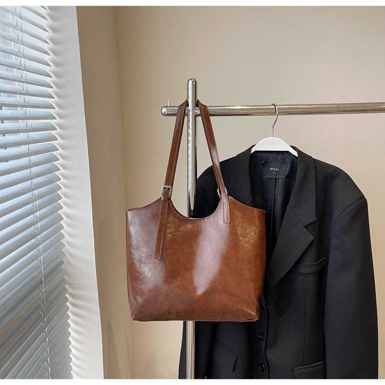 Spring New Oil Wax Leather Large Capacity 2025 Casual Solid Color Commuter Underarm Single Shoulder Tote Bag for Women 241231