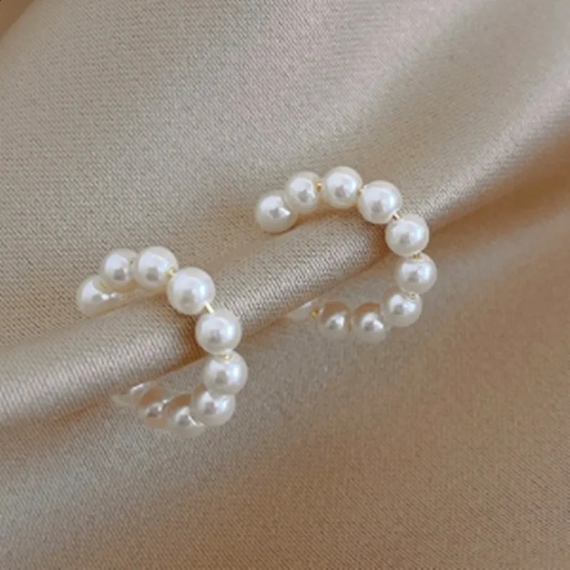 2023 Korea Trendy Charm Pearl Beaded Ear Cuff Clip Earring for Women Piercing Bone Cshaped Jewelry Accessory Wholesale 241225