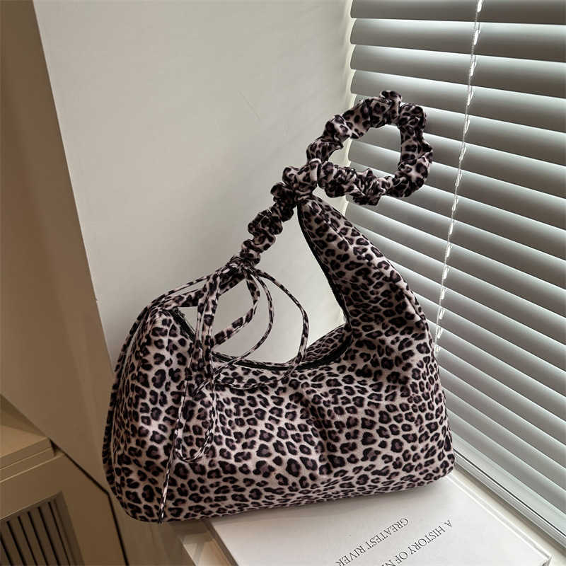 Korean style personalized leopard print sail lazy and stylish 2024 winter large capacity pleated lightweight fabric single shoulder crossbody women 