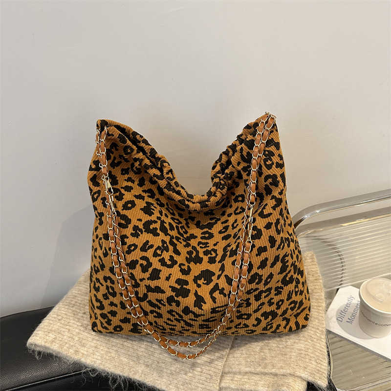Leopard print frosted personalized large capacity 2024 new autumn and winter casual fashion personalized chain commuting tote shoulder bag 241231