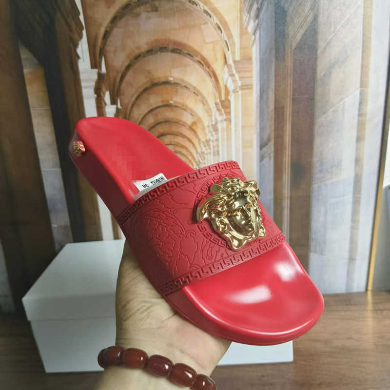 Slippers 2025 new flat casual metal avatar high-end mens and womens hotel slippers H250107