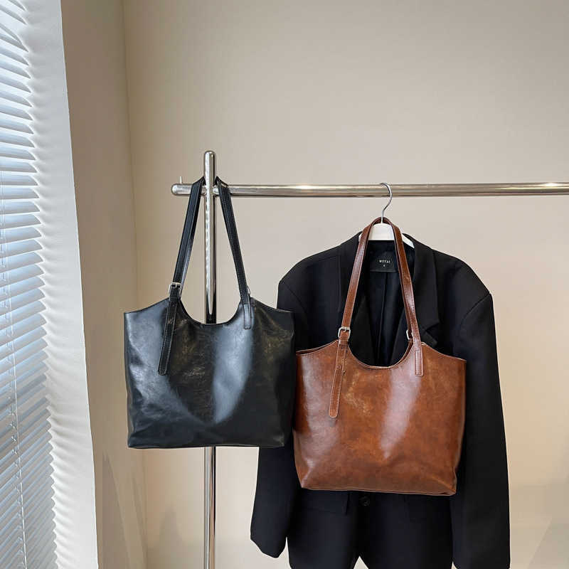 Spring New Oil Wax Leather Large Capacity 2025 Casual Solid Color Commuter Underarm Single Shoulder Tote Bag for Women 241231