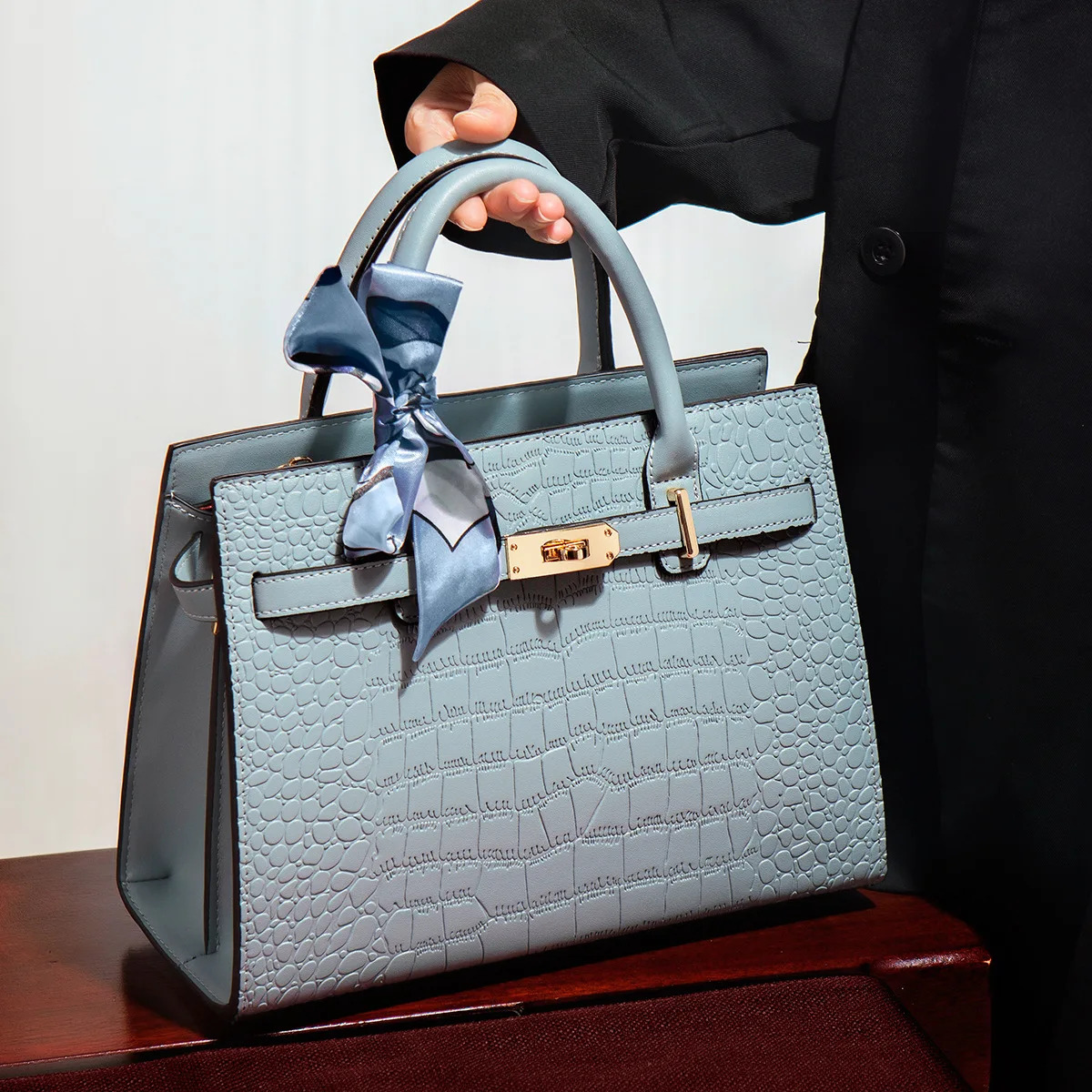 Trendyfashionable 2024 New Feeg Crocodile Pattern Women's Handbag Soft Crossbody Bag For Middle-Aged Women Mothers
