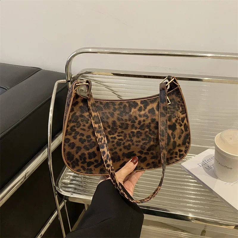 Niche fashion shoulder armpit bag leopard print handbag 241231
