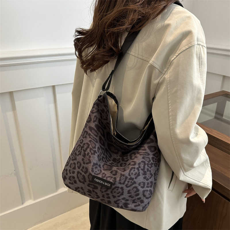 Fashionable suede leopard print large capacity personalized 2024 new stylish casual autumn bucket shoulder bag for women