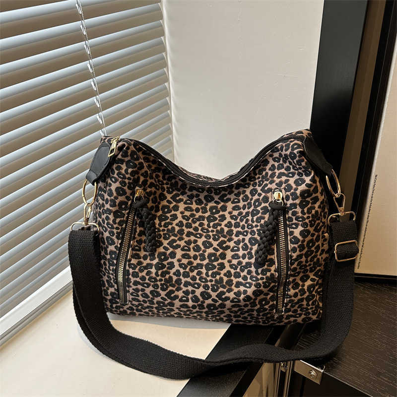 2024 new casual and fashionable leopard print commuting Korean style large capacity women's stylish single shoulder cross arm tote bag