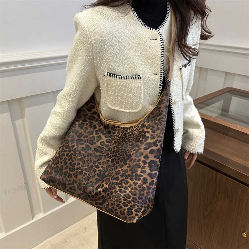 Fashionable leopard print large capacity casual personality lazy style shopping bag fashionable underarm shoulder tote bag for women