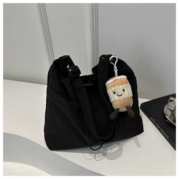Leisure large capacity drawstring nylon 2024 new fashion trend texture commuting single shoulder armpit crossbody bucket bag 241231