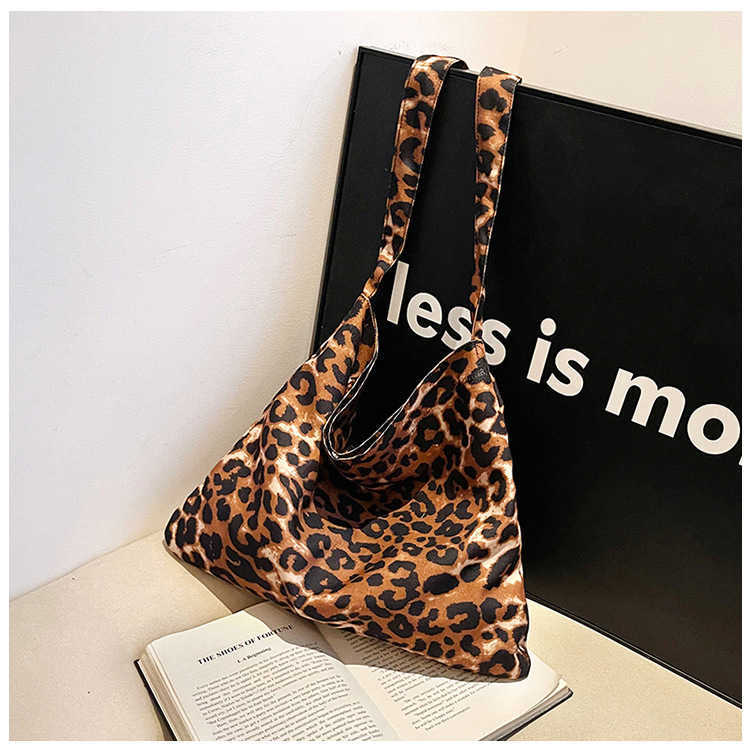 Large capacity casual and stylish leopard print personalized lazy style shopping bag, fashionable canvas single shoulder diagonal cross bag for women