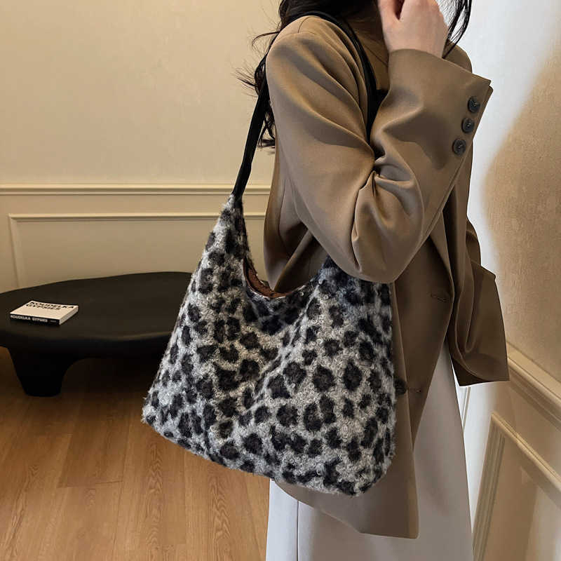 Winter fashion furry trend 2024 new fashionable leopard print lazy style commuting armpit tote women's bag 241231