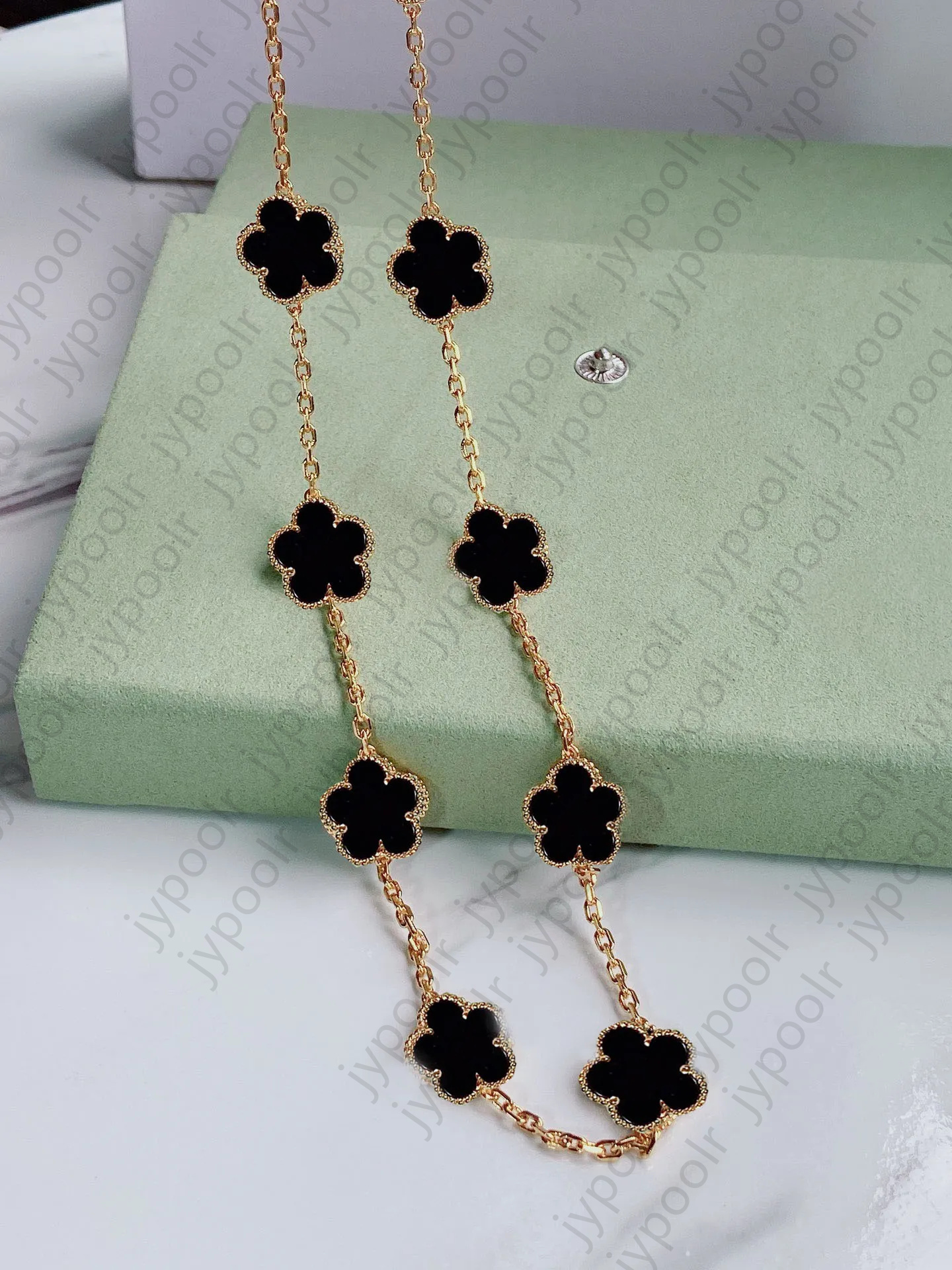Jewelry Clover Necklace 18K Gold Plated MultiFlower Pendant with Agate Shell Accents Elegant Fashion Necklace for Women Z250910