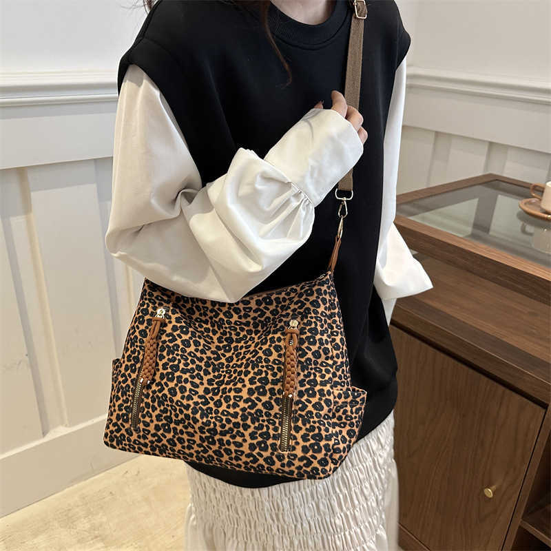 2024 new casual and fashionable leopard print commuting Korean style large capacity women's stylish single shoulder cross arm tote bag