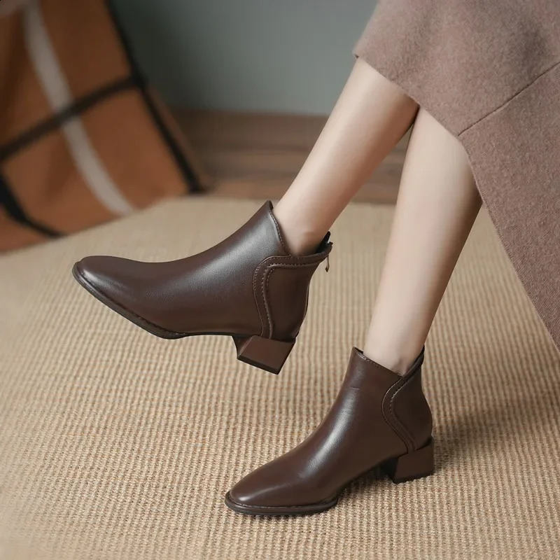 Retro pointed thick heel short boots for women English style and plush warm Chelsea boots for autumn and winter 241231