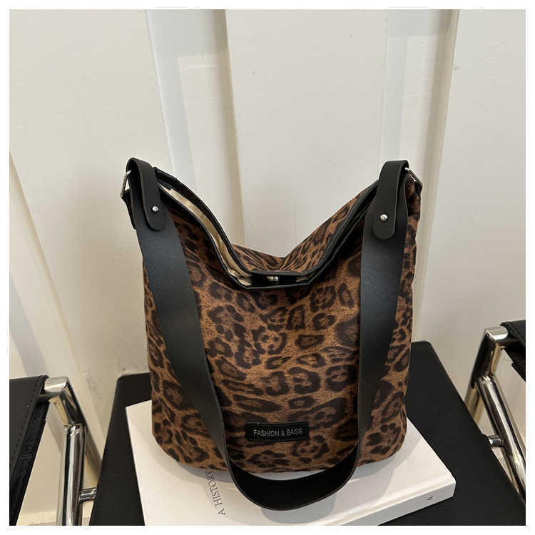 Fashionable suede leopard print large capacity personalized 2024 new stylish casual autumn bucket shoulder bag for women