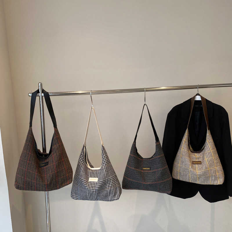 Grid patterned large capacity 2024 winter new casual fashion simple and stylish commuting casual one shoulder armpit tote bag 241231