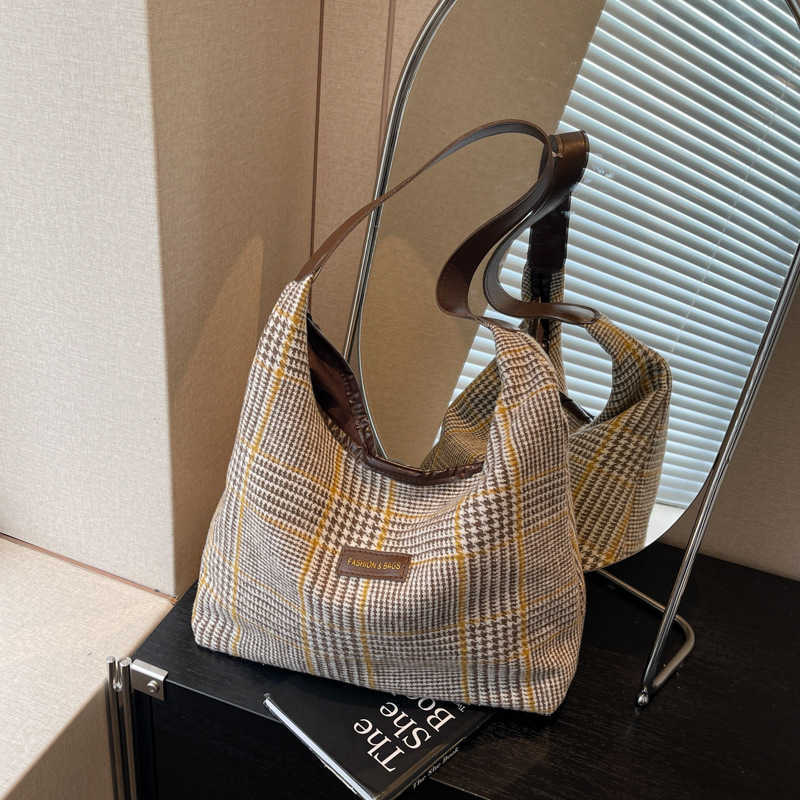 Grid patterned large capacity 2024 winter new casual fashion simple and stylish commuting casual one shoulder armpit tote bag 241231