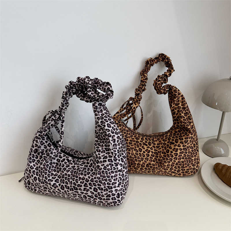 Korean style personalized leopard print sail lazy and stylish 2024 winter large capacity pleated lightweight fabric single shoulder crossbody women 
