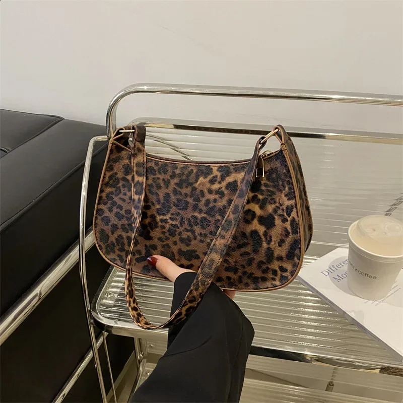Niche fashion shoulder armpit bag leopard print handbag 241231