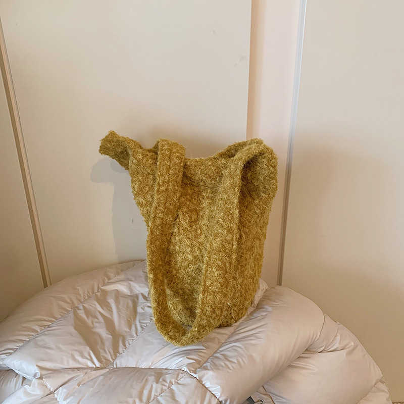 Elegant and personalized 2025 new color contrasting plush large capacity commuting woolen single shoulder crossbody bucket women's bag 241231