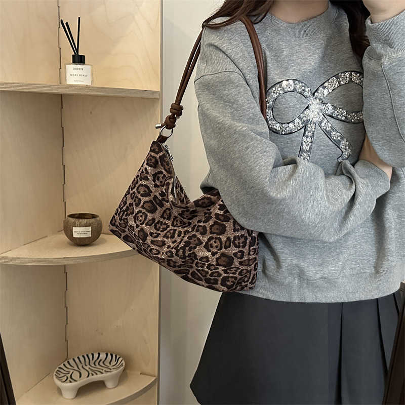 Fashionable leopard print large capacity 2024 casual and stylish new style trendy autumn and winter personalized texture single shoulder underarm bag