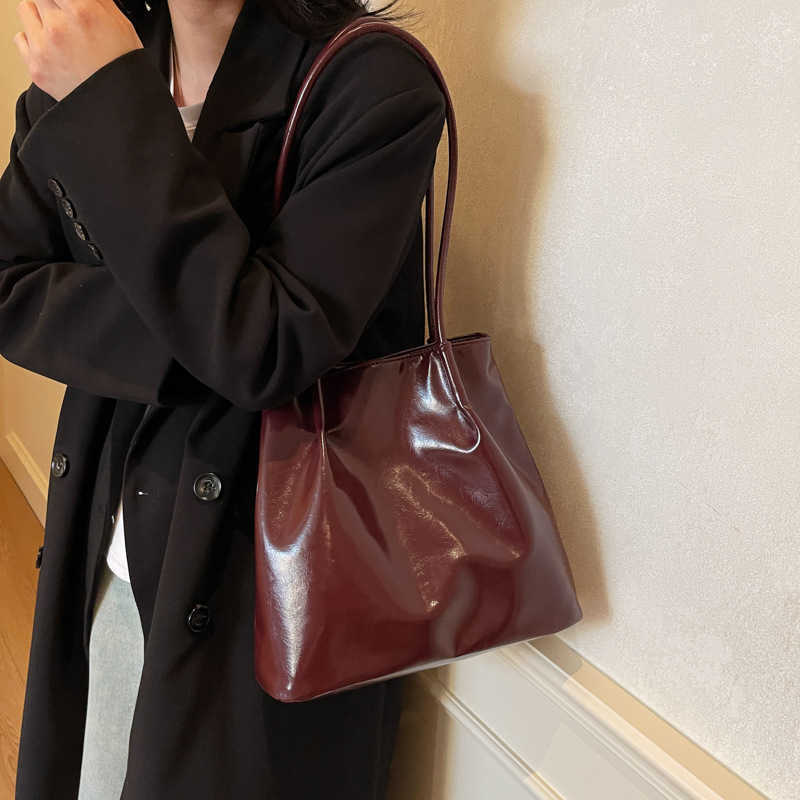 2025 New Korean Edition Early Spring Western Style Paint Soft Surface Leisure Large Capacity Single Shoulder Underarm Tote Women's Bag 241231