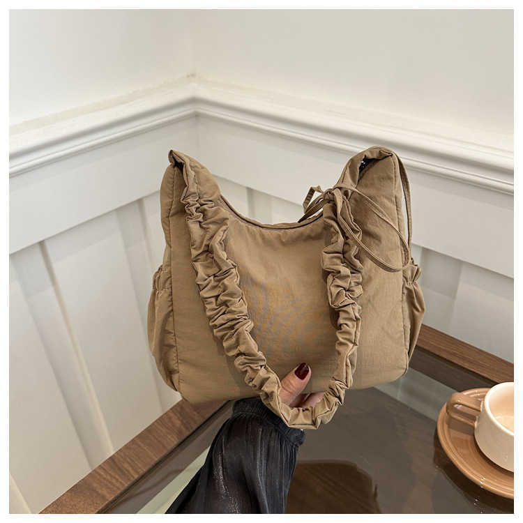 Relaxing nylon fabric design, large capacity, fashionable and stylish, solid color, pleated, large capacity commuting single shoulder tote bag