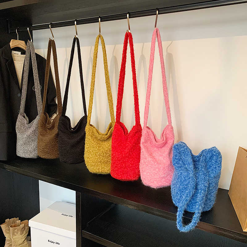 Elegant and personalized 2025 new color contrasting plush large capacity commuting woolen single shoulder crossbody bucket women's bag 241231