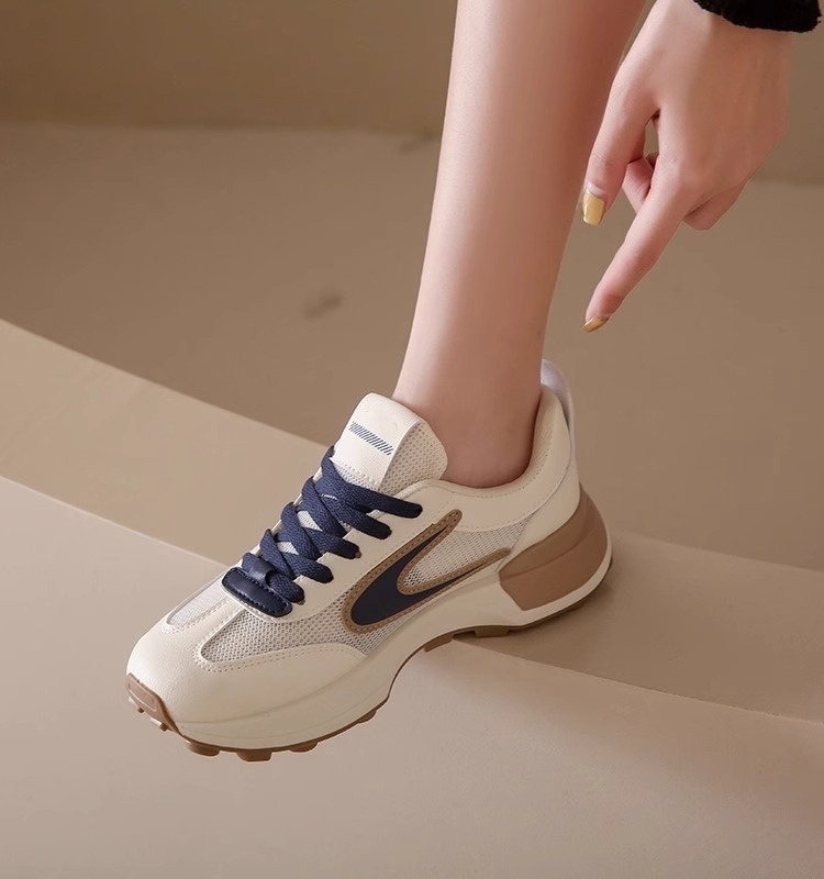 Leisure network red breathable sports shoes female 2025 spring and autumn fashion explosive new network surface daddy shoes outdoor soft sole running 