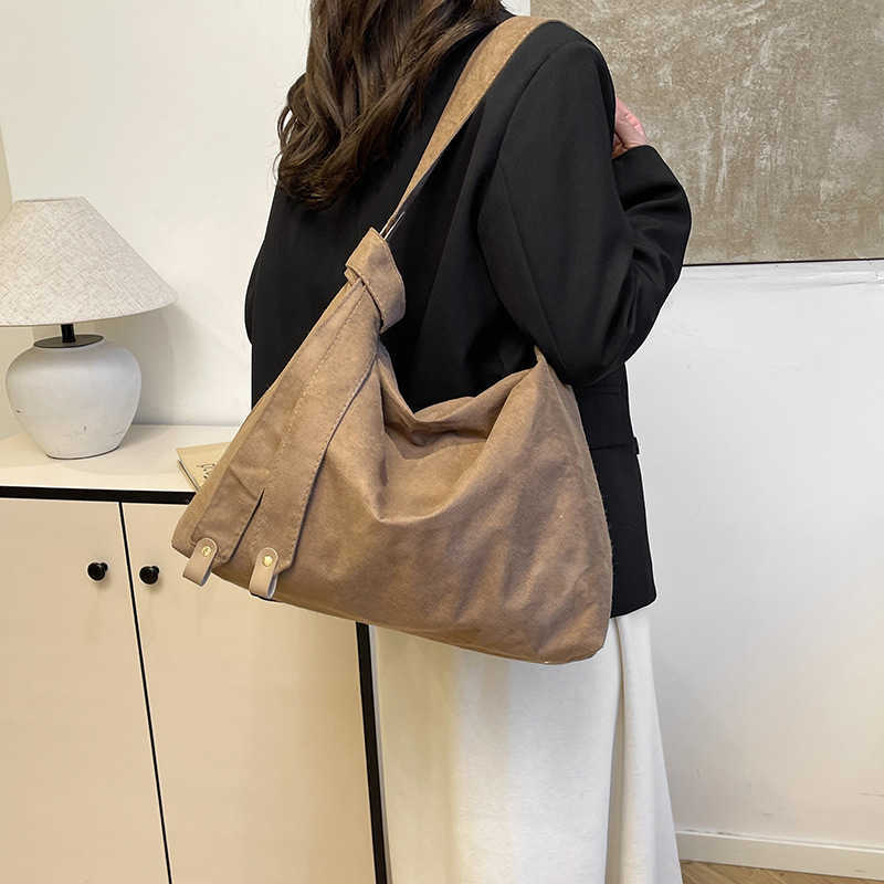 Windy suede solid color design for commuting, large capacity, simple temperament, women's single shoulder armpit bag 241231
