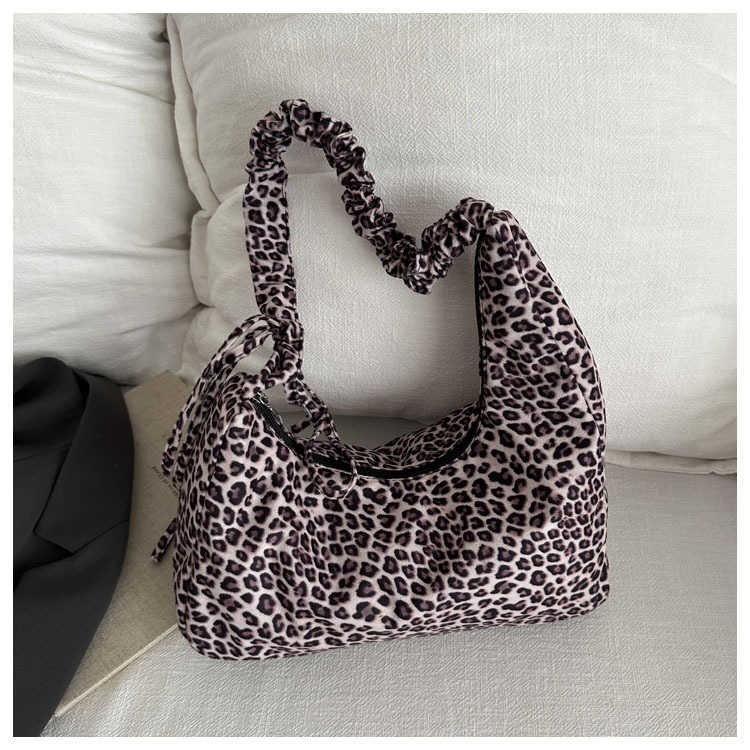 Korean style personalized leopard print sail lazy and stylish 2024 winter large capacity pleated lightweight fabric single shoulder crossbody women 