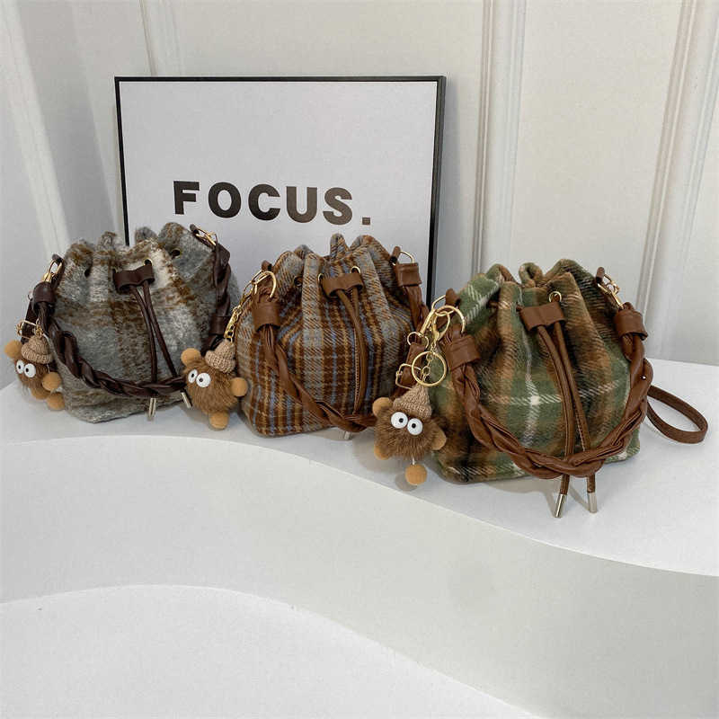 Winter woolen plaid 2023 large capacity Western style new Korean woven handbag, single shoulder crossbody bucket bag