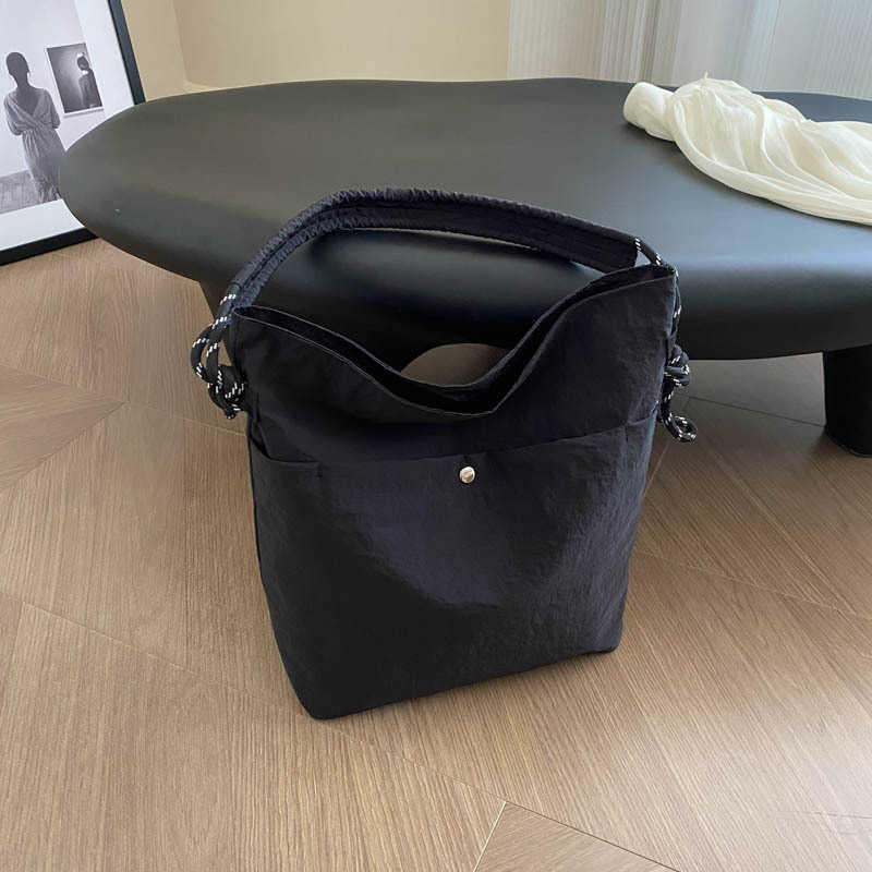 New solid color casual Korean trend 2024 stylish large capacity lightweight nylon cloth shoulder crossbody tote bag 241231