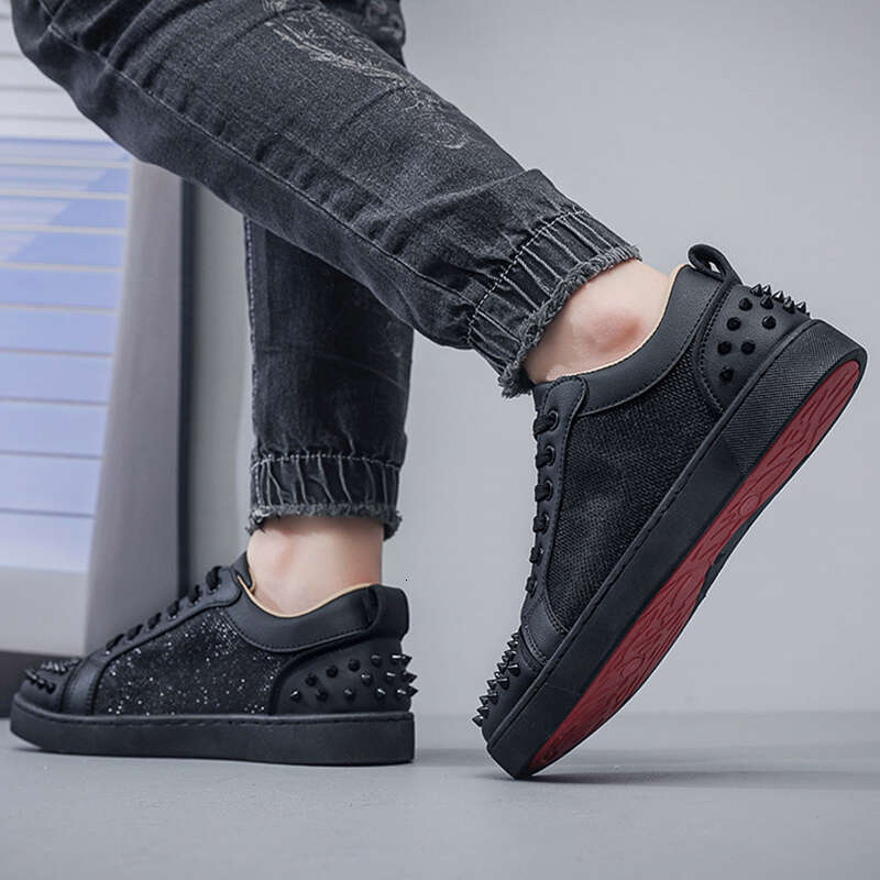 Original Brand Rivets Mens Shoes Kore an fashion Fl at Lace up comfortable skate shoes personality casual sneaker 2024