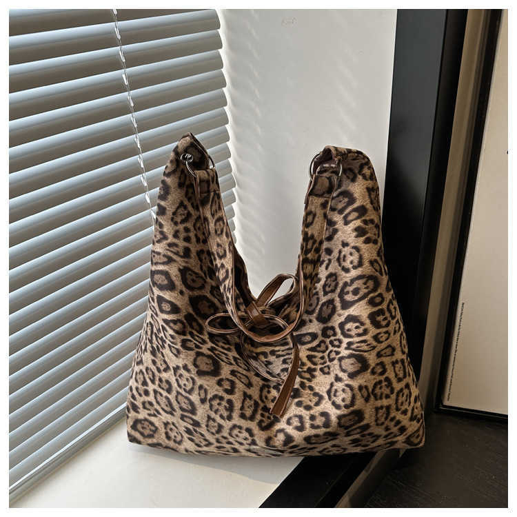 Suede leopard print hot girl 2024 large capacity casual simple and fashionable new commuting hand-held shoulder bag