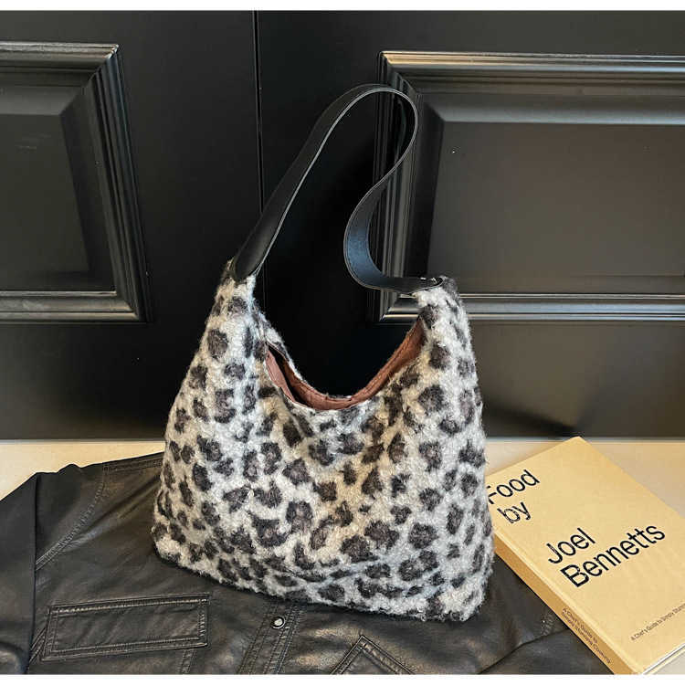 Winter fashion furry trend 2024 new fashionable leopard print lazy style commuting armpit tote women's bag 241231